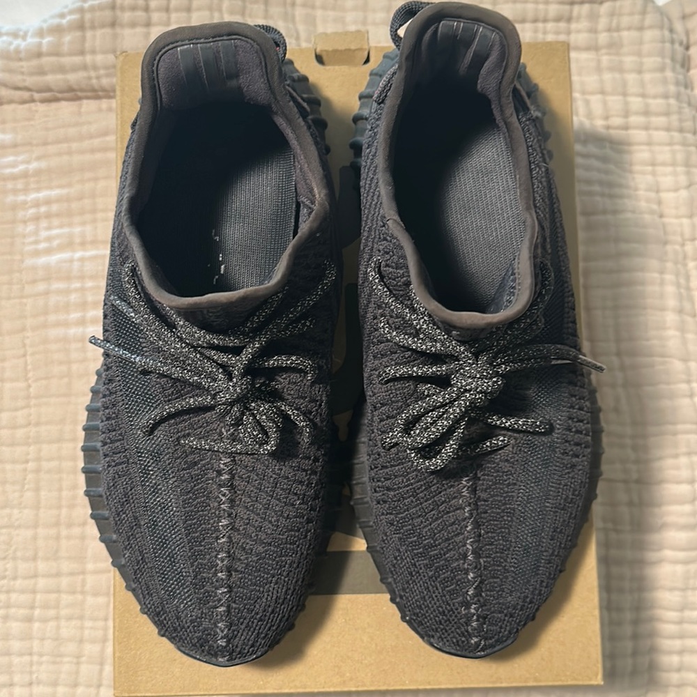 Yeezy 350 men’s sneakers size: 8 color: black